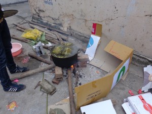 Feu allumé dans la rue pour la cuisson des chu'ng cake