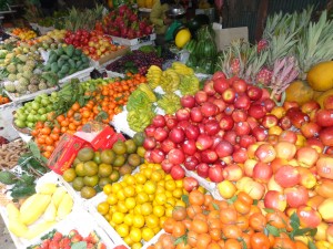 Main de Bouddha : le fruit jaune entre les pommes et les clémentines.