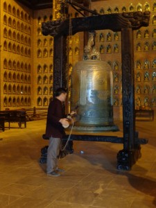 Le sonneur de gong dans l'un des temples