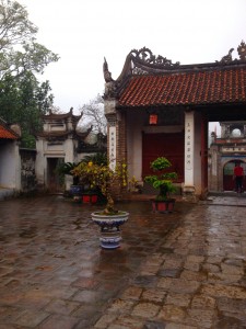 Dans l'enceinte du temple