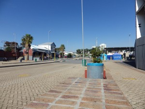 Le bâtiment bleu, c'est la gare.