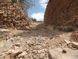 Chemin de pierre dans le Haut Atlas