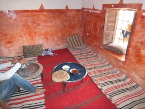 Partage du pain dans une maison au Maroc