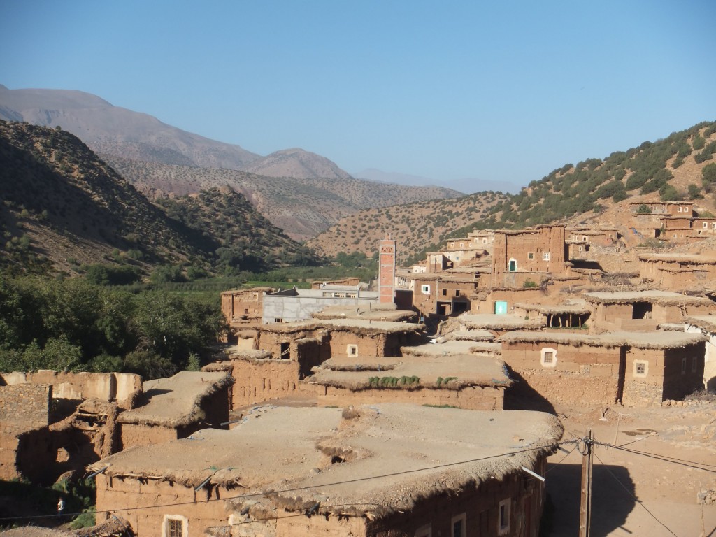Paysages berbères et maison sous le soleil 