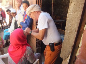 Un dentiste soigne bénévolement des communautés du Haut Atlas